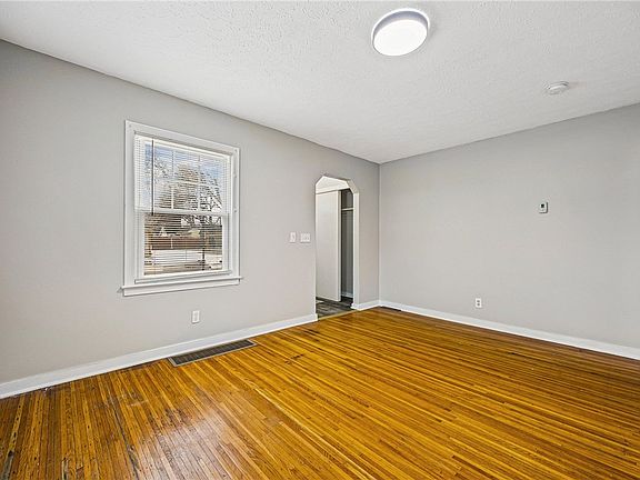 4th image of 82 Midland Ave