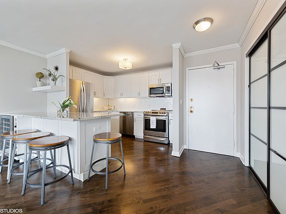4th image of 1516 N State Pkwy APT 15D