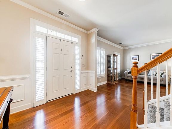 3rd image of 113 Woodview Ct