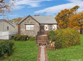 37 Farmers Ave, Lindenhurst, NY