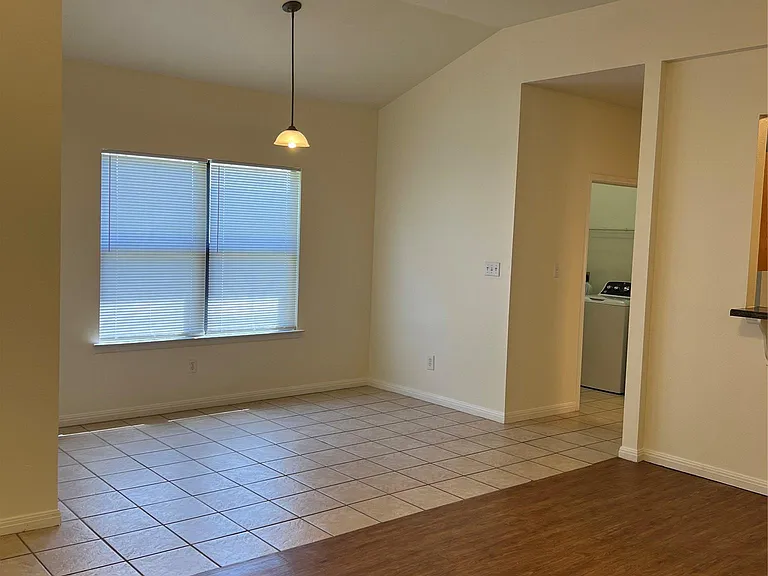 1105 Advance St — Photo 6