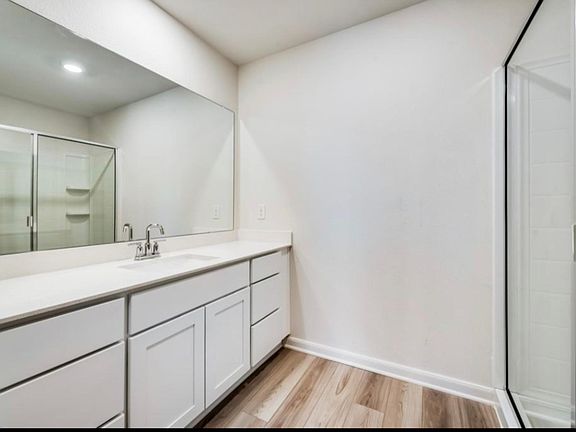 5th image of 318 Marsh Ln #318