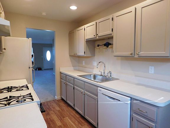 5th image of 28461 Pinehurst St