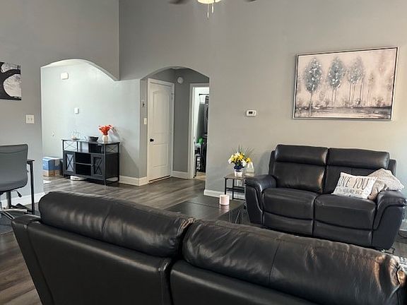 5th image of 831 Shelton Cir