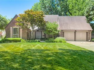 8400 Wenonga Rd, Leawood, KS 66206