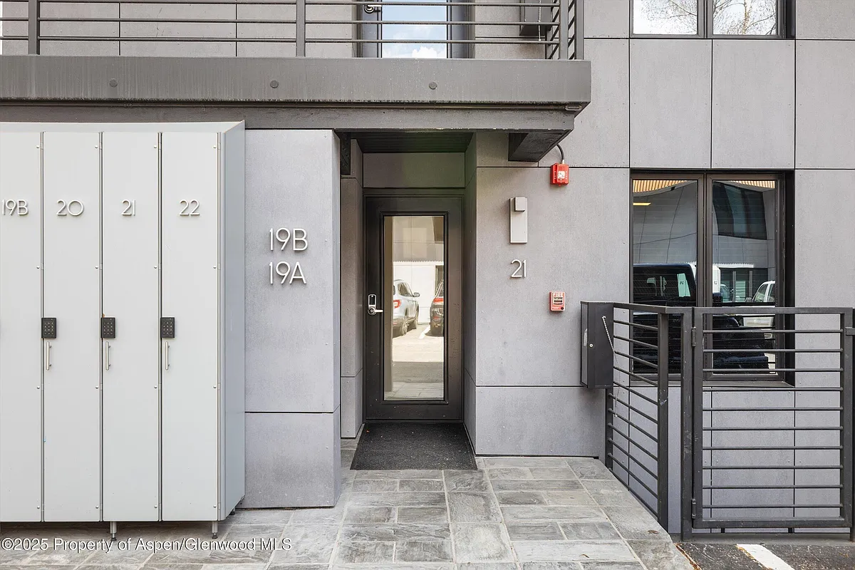 Building Photo - 1039 E Cooper Ave #21A