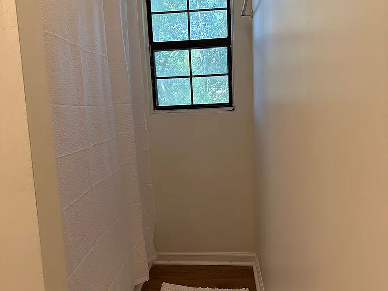 Beautiful downtown quad. 1 and 2 bed units available now. Pets allowed. — Photo 43