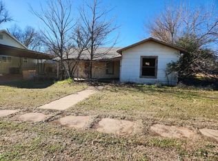 303 N 5th Ave, Munday, TX 76371