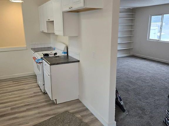2nd image of 3975 Henderson Ln