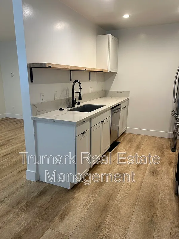 2 bed, 2.0 bath, 900 sqft, $2,850 — Photo 3