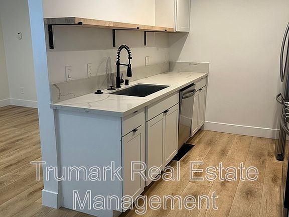 3rd image of 1422 E Maple St #2