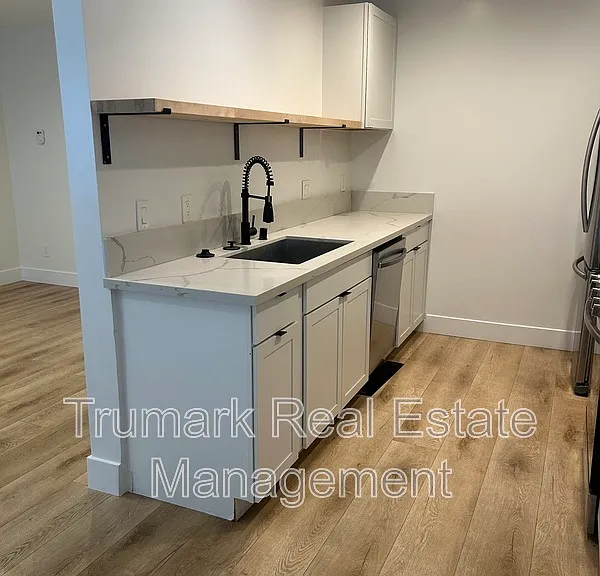 1422 E Maple St #2 — Photo 3
