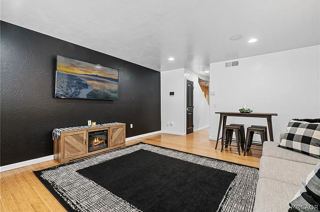 2 bed, 1.5 bath, 1200 sqft, $1,800 — Photo 4