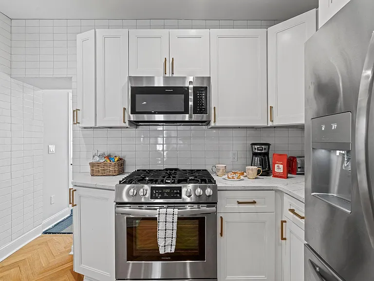 833 Corinthian Ave — Photo 11