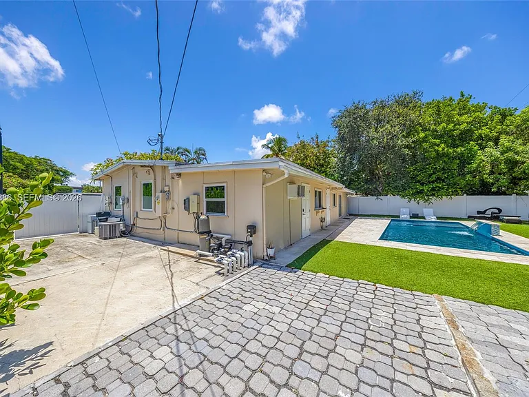 1837 NE 48th Ct — Photo 36