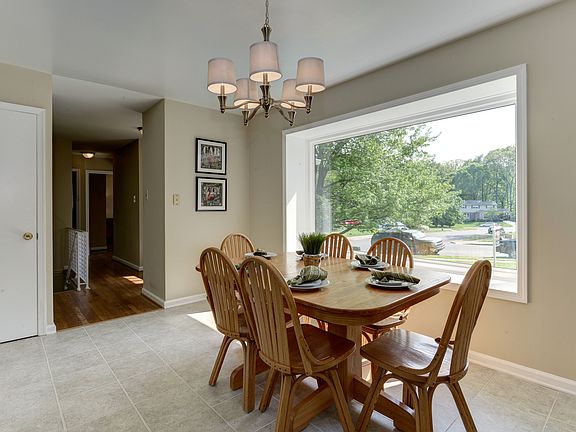 5th image of 3538 Queen Anne Dr