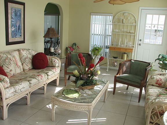 3rd image of 721 Camellia Dr