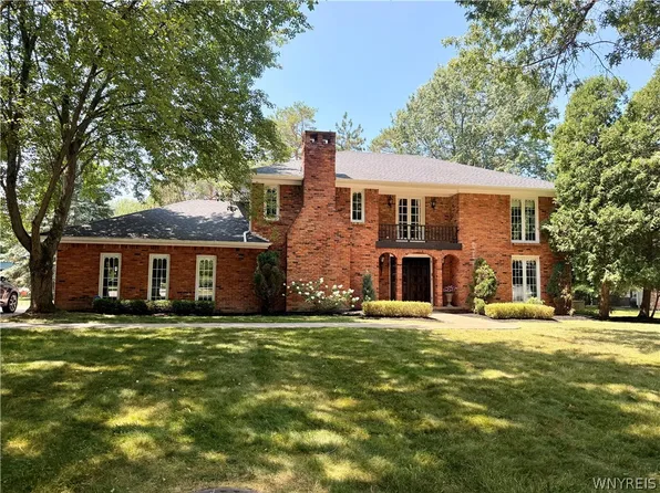 32 Rolling Hills Dr, Orchard Park, NY 14127