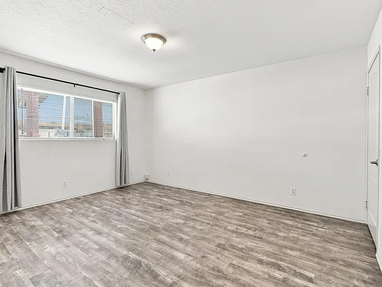 4247 Matilija Ave #102 — Photo 23