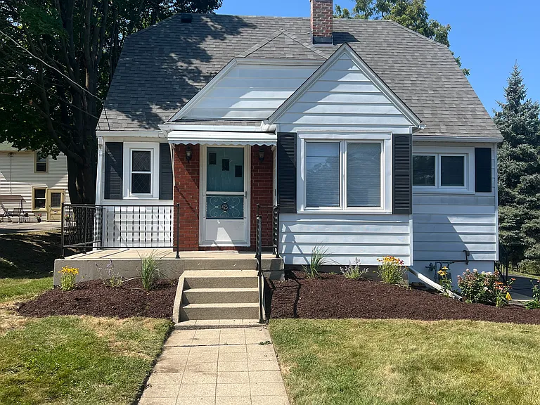425 Pleasant St — Photo 1