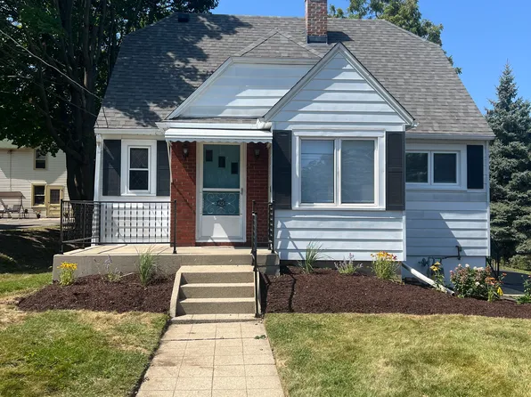 425 Pleasant St, Woodstock, IL 60098