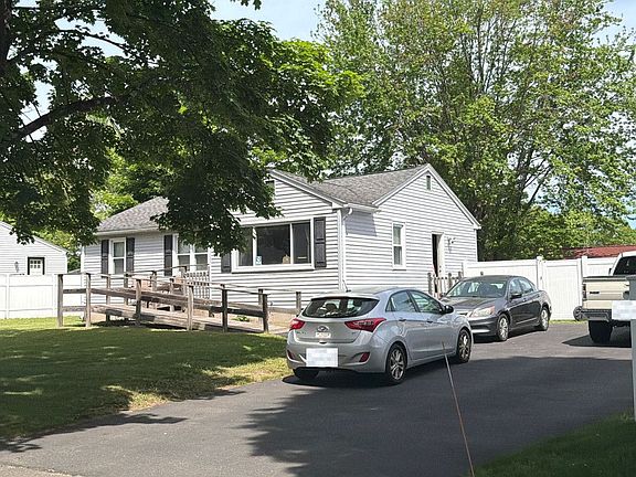 2nd image of 16 Leatherleaf Cir