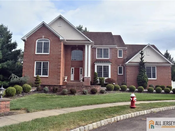 15 Olsen Ct, Kendall Park, NJ 08824