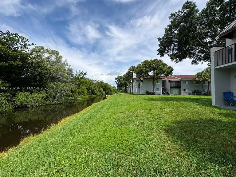 1141 Lake Victoria Dr #F — Photo 25