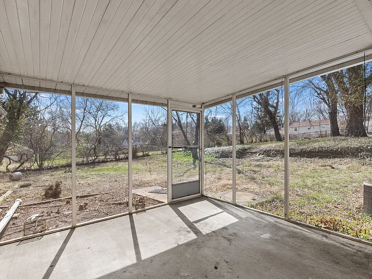 223 N Dellwood Ave — Photo 27