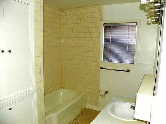 5th image of 916 W 23rd St