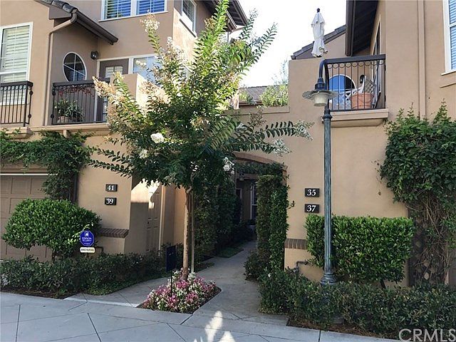 Nicely landscape entrance to 37 Anjou