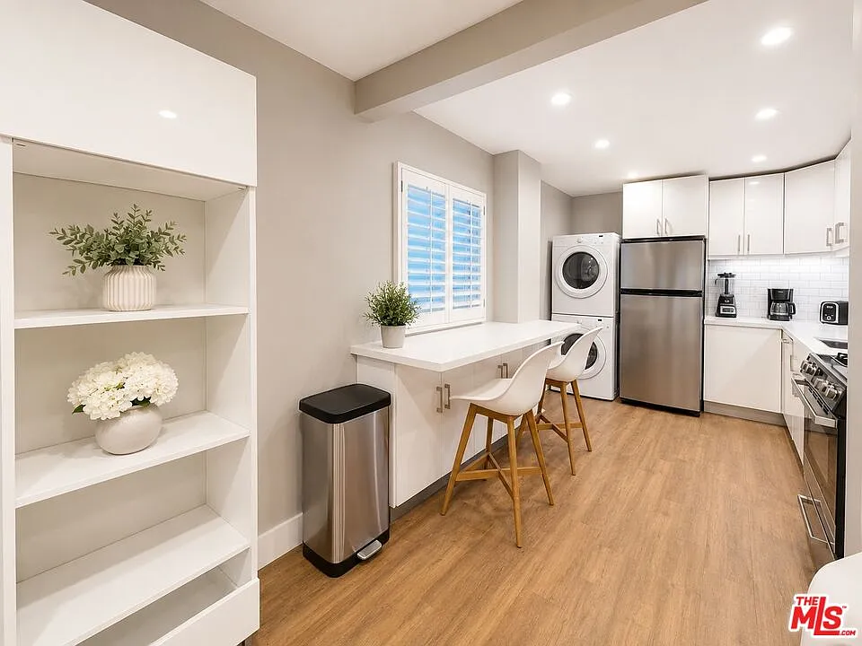 1 bed, 1.0 bath, 1000 sqft, $3,900 — Photo 2