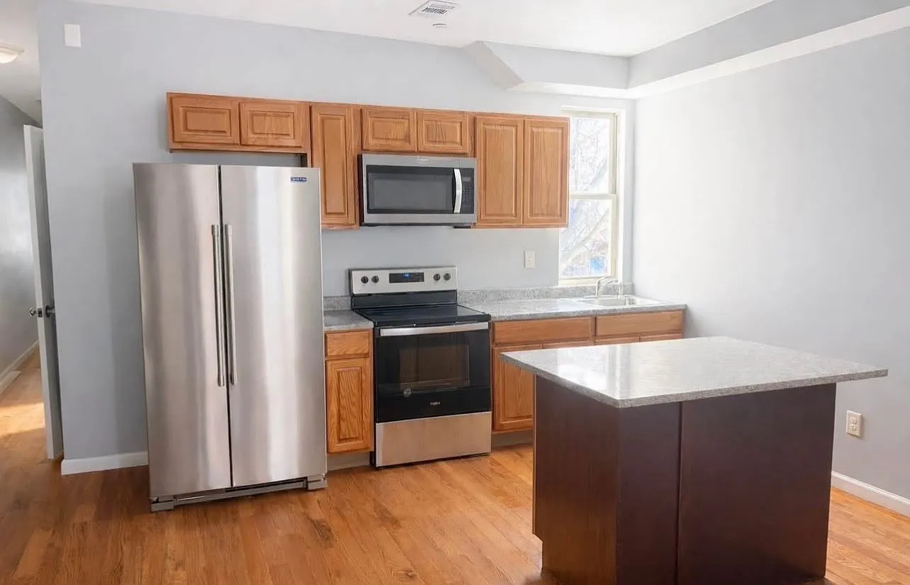 8 bed, 1500 sqft, $900 — Photo 3