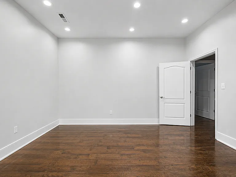 1044 Chestnut St — Photo 2