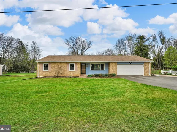 4330 Pinewood Ln, York, PA 17402