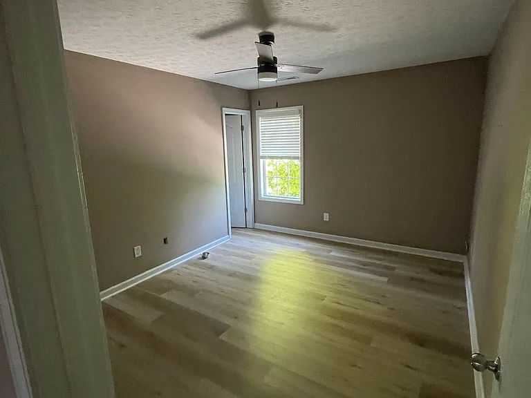 207 Grove Ln — Photo 3