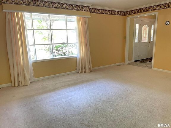 2nd image of 105 S Lark Ln