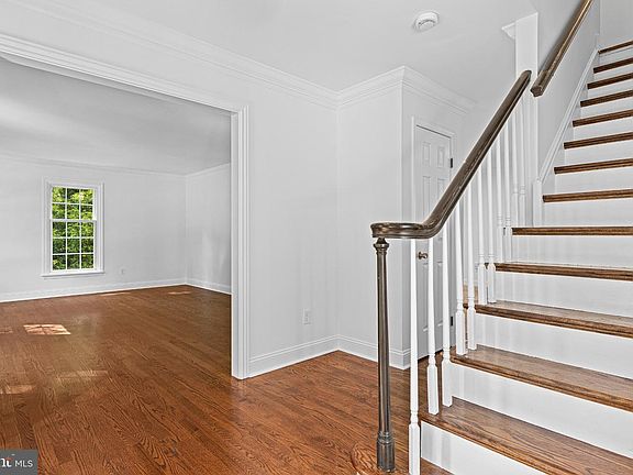 5th image of 300 Manor Dr