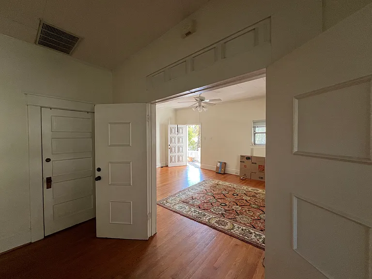 903 Blanco St — Photo 10