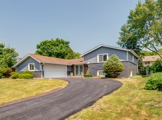 1702 W Roanoke Dr, Arlington Heights, IL 60004