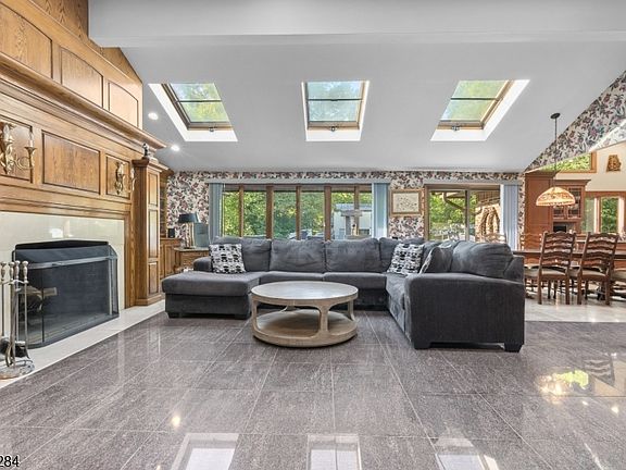 3rd image of 8 Cracco Ln