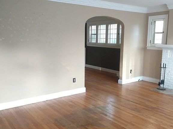 3rd image of 523 S Pleasant St #1