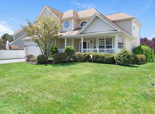 20 Peachtree Ct, Holtsville, NY 11742