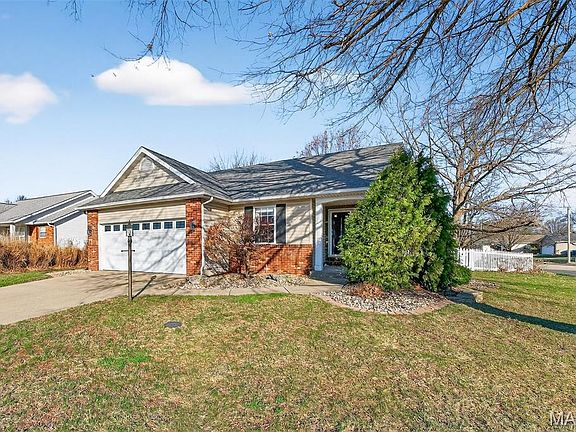 3rd image of 4 Huntington Place Dr