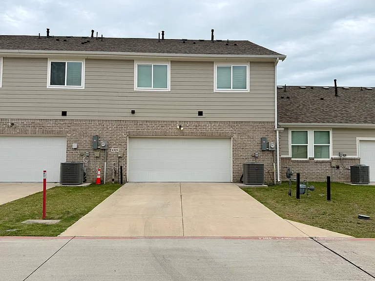 1325 Creekbank Dr — Photo 13
