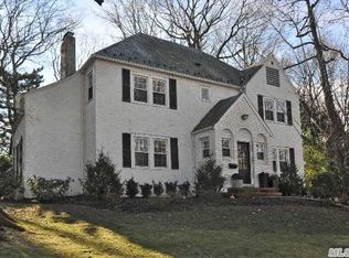 28 Hutchinson Ct, Great Neck, NY 11023