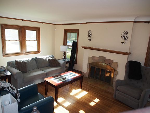 3rd image of 776 Cottage Ave E