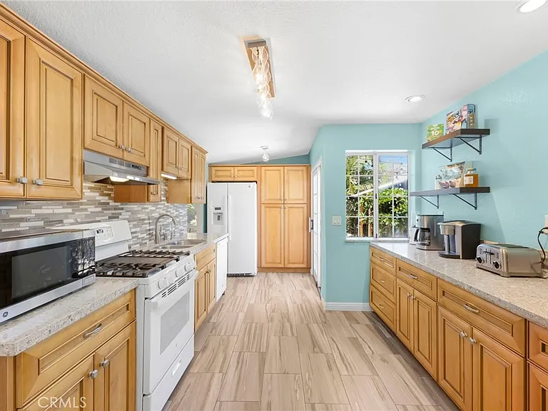 142 E Glaucus St — Photo 11