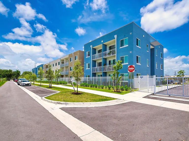 Pine Groves Apartments — Photo 36