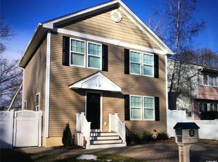 10 Salem Pl, Copiague, NY 11726